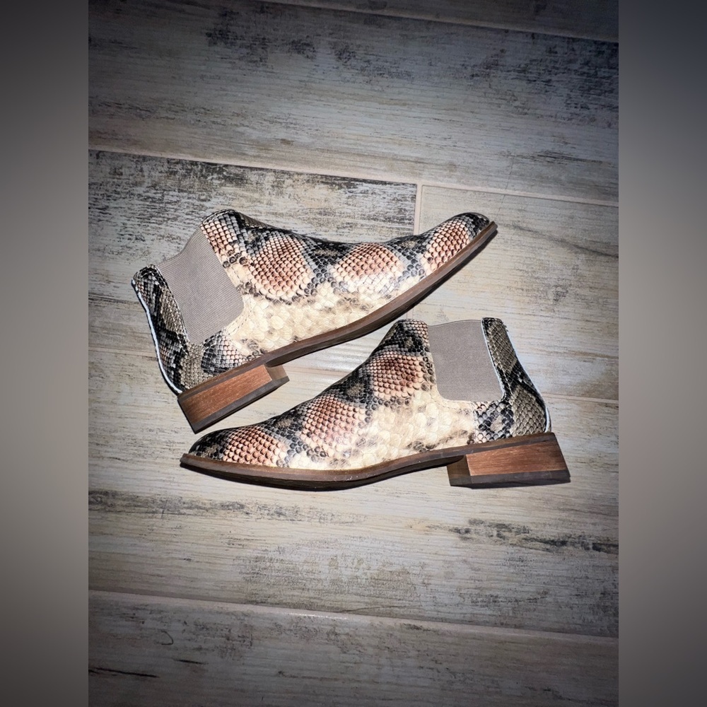 Frye & Co. Mila Chelsea Boots Taupe Snake Embossed Leather Size 9